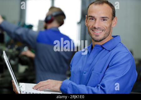 Ein lächelnder Mechaniker im Dienst Stockfoto