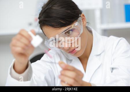 Frau mit Pipetten und Reagenzgläsern Stockfoto