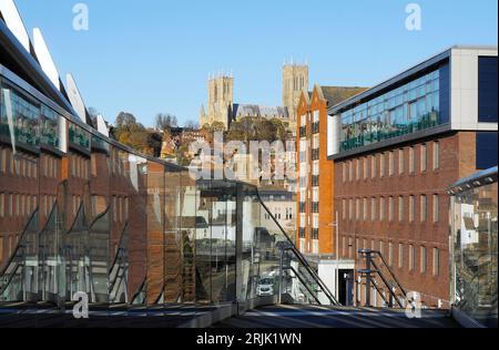 Blick auf den steilen Hügel und die Kathedrale von der neuen Brayford Fußgängerbrücke an einem sonnigen Herbsttag. Lincoln. Lincolnshire, Stockfoto