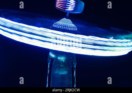 Attraktion im Vergnügungspark am Abend, Nahaufnahme Stockfoto