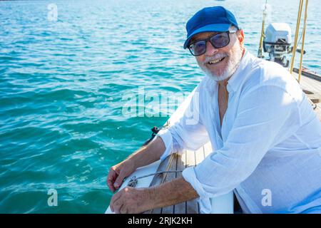 Porträt eines älteren Fischers, der an Deck des Bootes sitzt Stockfoto