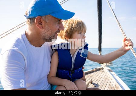 Vater und Sohn gemeinsam Tag draußen im Boot am Fluss Stockfoto