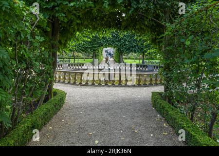 Der Judas Tree (Cercis) Archway im Four Seasons Walled Garden im Buscot Park Stockfoto