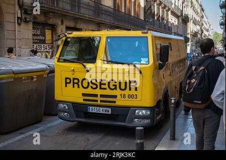 Detail eines gepanzerten Lkw der Agentur Prosegur, es ist ein gelber man TGL-Lkw, durch die Straßen der Stadt Stockfoto