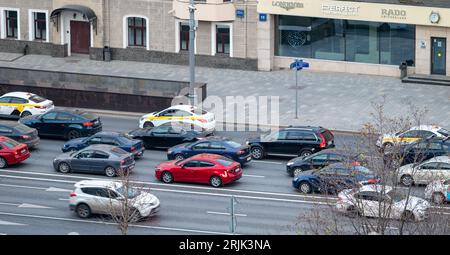 20. April 2023, Moskau, Russland. Autoverkehr auf der Jakimanka-Straße in der russischen Hauptstadt. Stockfoto