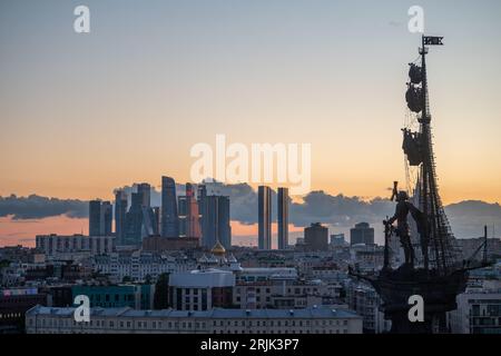 Juli 2022, Moskau, Russland. Blick auf das Denkmal für Peter den Großen von Zurab Tsereteli im Zentrum der russischen Hauptstadt an einem Sommerabend Stockfoto