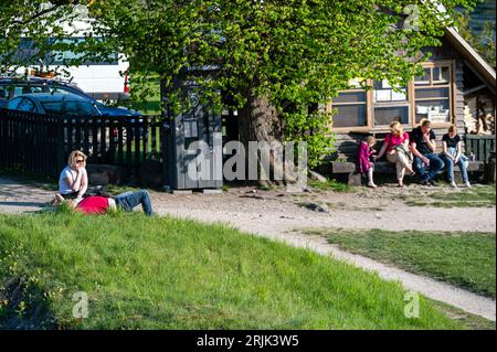 Engure, Lettland - 13. Mai 2023: Touristen ruhen sich in einem Rastgebiet in der Nähe des Ventas Rumba - dem breitesten Wasserfall Europas - aus. Stockfoto