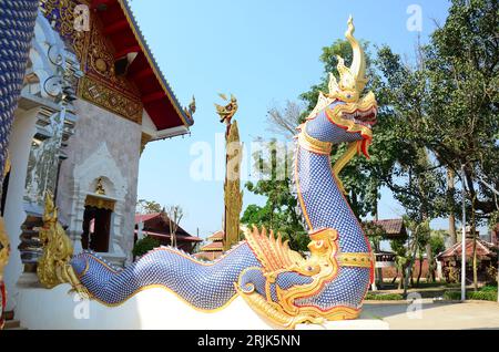 Antike Ordinationshalle antike alte Ubosot und Skulptur Naga oder Schnitzerei Naka Statue für thailänder reisen besuchen Respekt beten Segen wünschen Mythos A Stockfoto