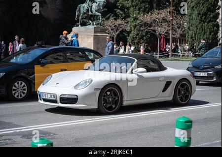 Ein schöner weißer Porsche Boxster durch die Straßen der Stadt Stockfoto