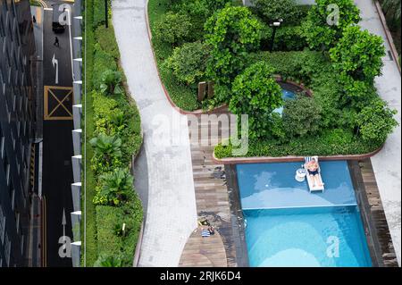 01.08.2023, Singapur, Republik Singapur, Asien - Blick von der Aussichtsplattform der Green Oasis des CapitaSpring Wolkenkratzers bis zur Dachterrasse mit Pool. Stockfoto