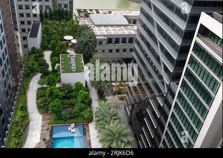 01.08.2023, Singapur, Republik Singapur, Asien - Blick von der Aussichtsplattform der Green Oasis des CapitaSpring Wolkenkratzers bis zur Dachterrasse mit Pool. Stockfoto