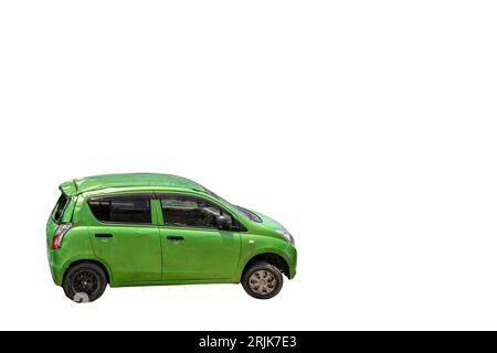 Autozerstörung bei Unfall auf weißem Hintergrund: SWAT, Pakistan - 10. Juni 2023. Stockfoto