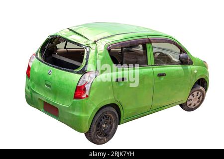 Nahaufnahme eines kleinen Autos nach einem Verkehrsunfall : SWAT,Pakistan - 10. Juni 2023. Stockfoto