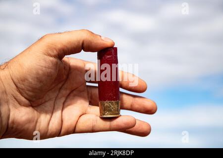 12 Gauge Jagdkartusche mit der Hand Stockfoto