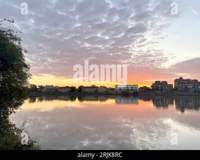 Die Sonne geht über der Themse in Putney, London auf. Ein heißer Spruch, der das Land am Mittwoch heimsucht, könnte das letzte in diesem Jahr sein, sagten Prognostiker. Das Met Office erwartet, dass die Temperaturen in einigen Gegenden Ende der 20er Jahre ihren Höchststand erreichen, bevor das Quecksilber absinkt und die Sonne während des Bankfeiertags unruhigen Bedingungen Platz macht.Bilddatum: Mittwoch, 23. August 2023. Stockfoto