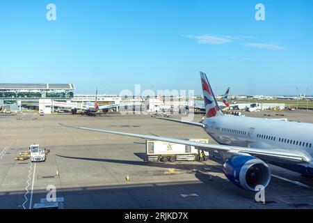 British Airways Airways Aircraft at Gates, Terminal 5, Flughafen Heathrow. London Borough of Hillingdon, Greater London, England, Vereinigtes Königreich Stockfoto