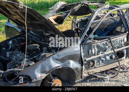 Kaputtes Autounfall auf der Straße Stockfoto