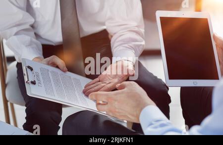 Zero Trust Sicherheitskonzept Person, die Computer und Tablet in einem modernen Büro verwendet. Stockfoto