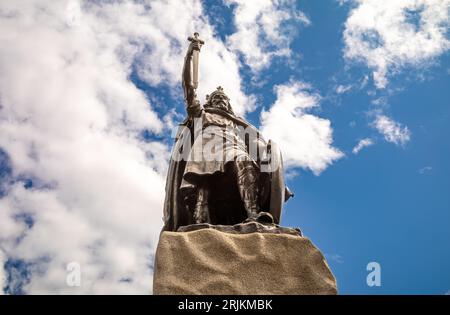 Die riesige und imposante Statue von König Alfred dem Großen am Broadway in Winchester, Hampshire, Großbritannien. Alfred war ein sächsischer König, der Winchester als Hallo verwendete Stockfoto