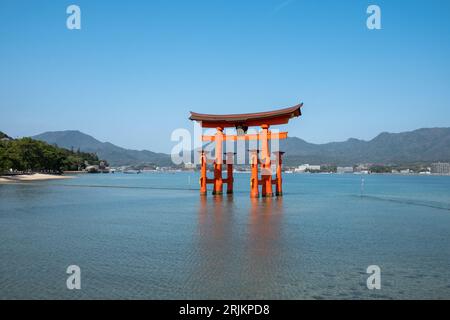 Miyajima, Japan - 29. März 2023: Der hoch aufragende Torii des Itsukushima-Schreins, der zum UNESCO-Weltkulturerbe erklärt wurde, befindet sich in Miyajima, Hiroshima Stockfoto