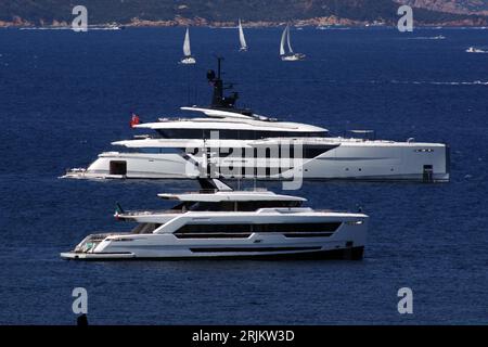 Luxusyachten vor Palau, Sardinien, Italien Stockfoto