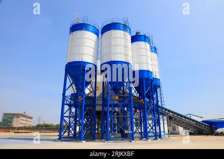 Kommerzielle Betonmischanlage, mechanische Ausrüstung in einer Fabrik Stockfoto