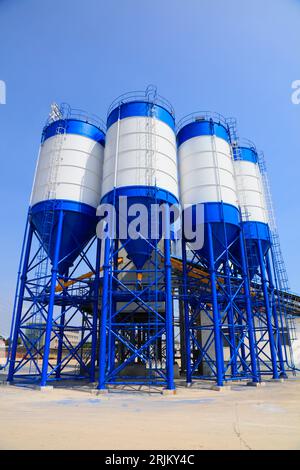 Kommerzielle Betonmischanlage, mechanische Ausrüstung in einer Fabrik Stockfoto