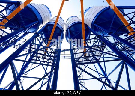 Kommerzielle Betonmischanlage, mechanische Ausrüstung in einer Fabrik Stockfoto