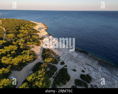 Bei Sonnenuntergang Vis Island, in der italienischen Lissa, Insel Kroatien in der Adria. Es ist die äußerste Hauptinsel des dalmatinischen Archipels Panorama Stockfoto