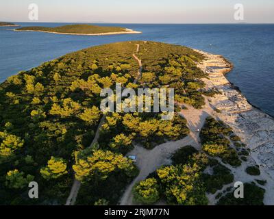 Bei Sonnenuntergang Vis Island, in der italienischen Lissa, Insel Kroatien in der Adria. Es ist die äußerste Hauptinsel des dalmatinischen Archipels Panorama Stockfoto