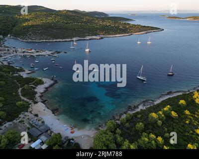 Bei Sonnenuntergang Vis Island, in der italienischen Lissa, Insel Kroatien in der Adria. Es ist die äußerste Hauptinsel des dalmatinischen Archipels Panorama Stockfoto