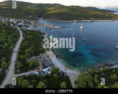 Bei Sonnenuntergang Vis Island, in der italienischen Lissa, Insel Kroatien in der Adria. Es ist die äußerste Hauptinsel des dalmatinischen Archipels Panorama Stockfoto