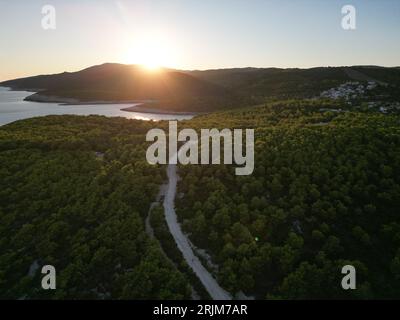 Bei Sonnenuntergang Vis Island, in der italienischen Lissa, Insel Kroatien in der Adria. Es ist die äußerste Hauptinsel des dalmatinischen Archipels Panorama Stockfoto