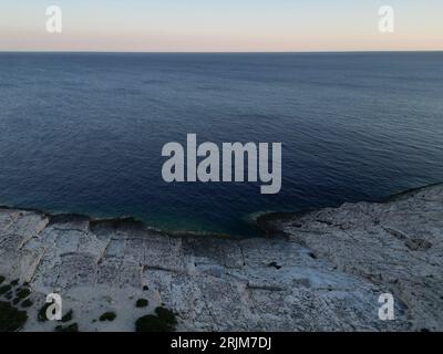 Bei Sonnenuntergang Vis Island, in der italienischen Lissa, Insel Kroatien in der Adria. Es ist die äußerste Hauptinsel des dalmatinischen Archipels Panorama Stockfoto