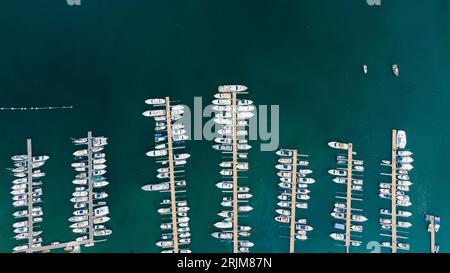Dieses Stockfoto bietet einen atemberaubenden Blick auf den Hafen in Luanda, Angola Stockfoto