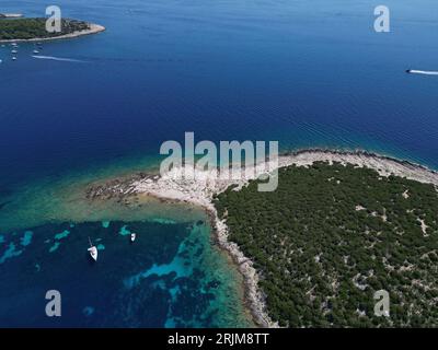 Vis Island, italienische Lissa, Insel Kroatien in der Adria. Sie ist die äußerste Hauptinsel des dalmatinischen Archipels und bietet eine Panoramaaussicht aus der Vogelperspektive Stockfoto