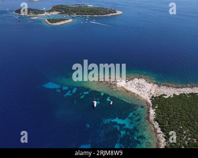 Vis Island, italienische Lissa, Insel Kroatien in der Adria. Sie ist die äußerste Hauptinsel des dalmatinischen Archipels und bietet eine Panoramaaussicht aus der Vogelperspektive Stockfoto