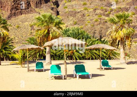 Liegen und Sonnenschirme, Playa de Las Teresitas, Teneriffa, Spanien Stockfoto