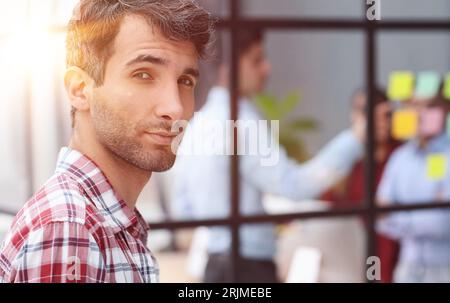 Porträt eines Geschäftsmanns, der posiert und die Kamera anschaut Stockfoto
