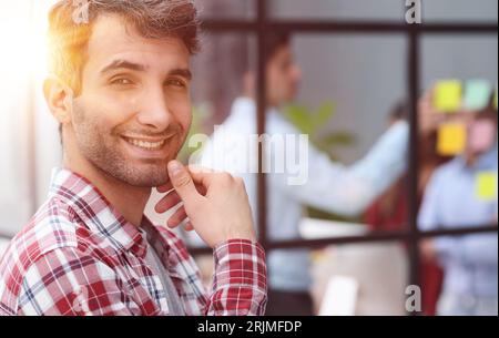 Positive attraktive junge Mann Nahaufnahme Gesichtsbild. Stockfoto