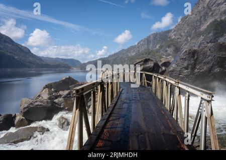 Eine atemberaubende Landschaft des Hetch Hetchy Reservoir mit einer malerischen Holzbrücke Stockfoto