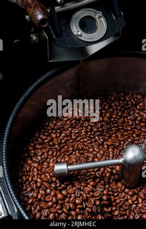 Eine Großaufnahme einer Kaffeemühle mit frisch gemahlenen Kaffeebohnen Stockfoto