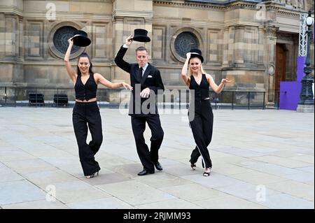 Edinburgh, Schottland, Großbritannien. August 2023. Edinburgh Fringe Festival: Anton du Beke und seine Tänzerinnen (in Kostümen) feiern Anton’s Ankunft in der McEwan Hall für seinen Debütanlauf am Edinburgh Fringe vom 23. Bis 28. August in seiner Show an Afternoon with Anton du Beke and Friends. Vorstellung im Unterbau, McEwan Hall, Bristo Square. Bildunterschrift, die teilweise aus der offiziellen Pressemitteilung erstellt wurde. Credit Craig Brown/Alamy Live News Stockfoto