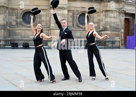 Edinburgh, Schottland, Großbritannien. August 2023. Edinburgh Fringe Festival: Anton du Beke und seine Tänzerinnen (in Kostümen) feiern Anton’s Ankunft in der McEwan Hall für seinen Debütanlauf am Edinburgh Fringe vom 23. Bis 28. August in seiner Show an Afternoon with Anton du Beke and Friends. Vorstellung im Unterbau, McEwan Hall, Bristo Square. Bildunterschrift, die teilweise aus der offiziellen Pressemitteilung erstellt wurde. Credit Craig Brown/Alamy Live News Stockfoto