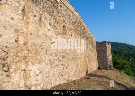 Die Verteidigungsmauer und Ruinen der Festung Prizren, der historischen Festung auf einem Hügel mit Blick auf die Stadt Prizren im Kosovo. Erbaut vom Byzantinischen Reich Stockfoto