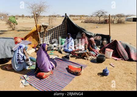 Dori BURKINA FASO, Mali Flüchtlinge, meist Touaregs, Refugee Camp Goudebo des UNHCR, floh sie durch Krieg und islamistischen Terror im Norden Malis / BURKINA FASO Dori, Malische Fluechtlinge, Vorwiegend Tuareg, Im Fluechtlingslager Goudebo des UN-Hilfswerks UNHCR, Sie Sind Vor Dem Krieg Und Islamistischem Terror aus Ihrer Heimat in Nordmali Geflohen Stockfoto