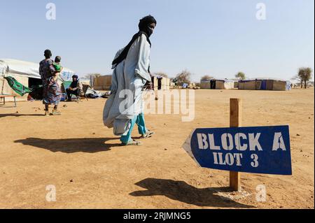 Dori BURKINA FASO, Mali Flüchtlinge, meist Touaregs, Refugee Camp Goudebo des UNHCR, floh sie durch Krieg und islamistischen Terror im Norden Malis / BURKINA FASO Dori, Malische Fluechtlinge, Vorwiegend Tuareg, Im Fluechtlingslager Goudebo des UN-Hilfswerks UNHCR, Sie Sind Vor Dem Krieg Und Islamistischem Terror aus Ihrer Heimat in Nordmali Geflohen Stockfoto