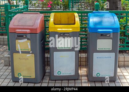 Sortier- und Recyclingbehälter im City Park in Hongkong Stockfoto