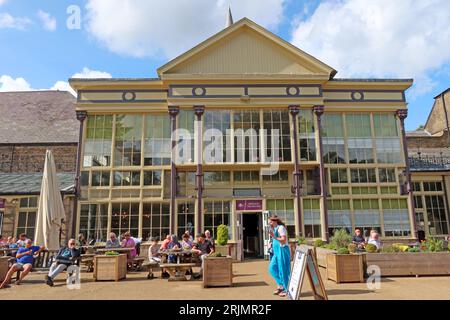 Buxton Pavilion im Sommer, Pavilion Gardens, St John's Rd, Buxton, High Peak, Derbyshire, England, SK17 6BE Stockfoto