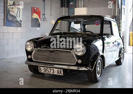 Detail eines klassischen schwarzen Mini in der Garage Stockfoto